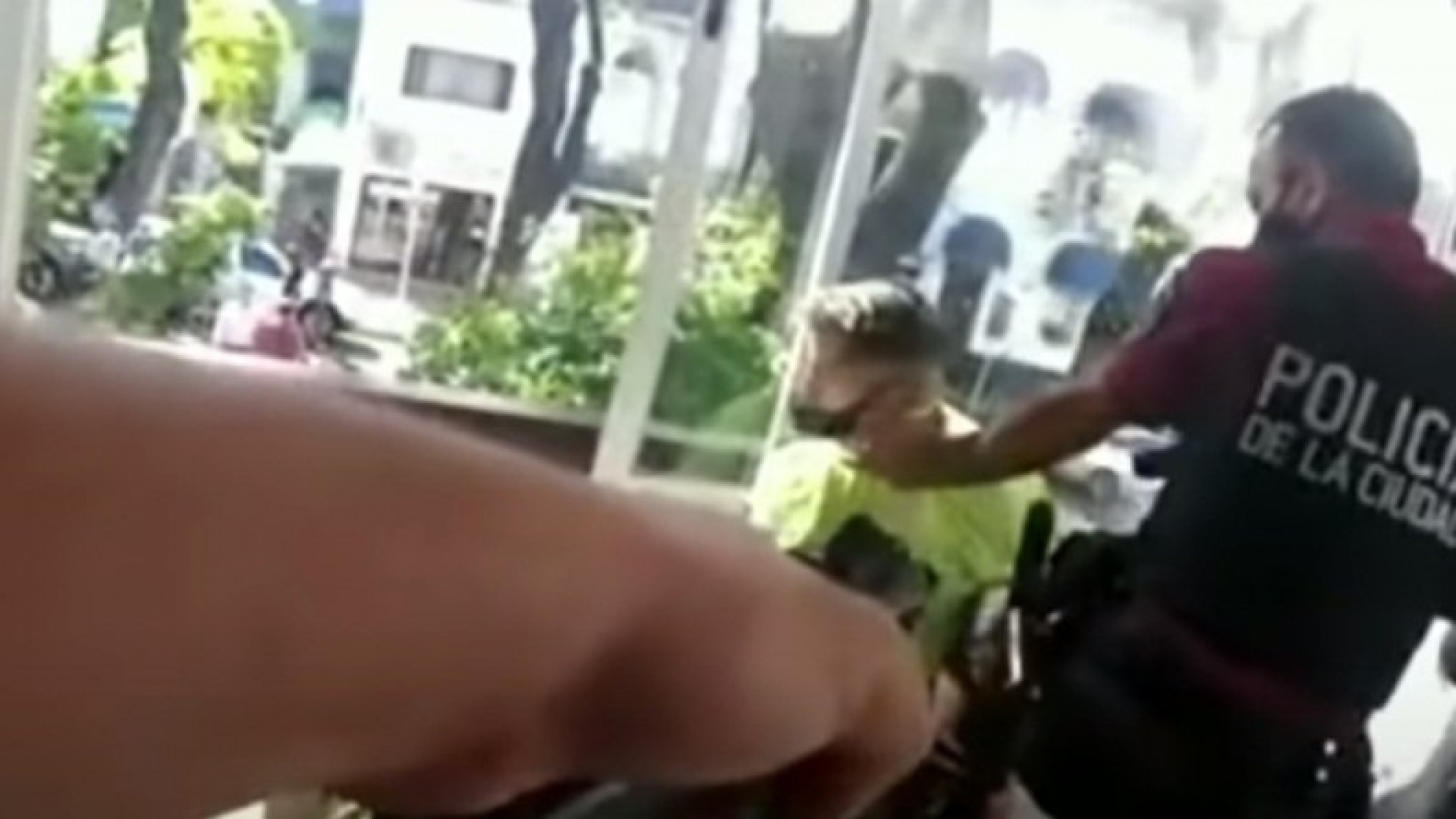 Video: así detuvieron al hombre que atacó a las profesoras de danza con un cuchillo